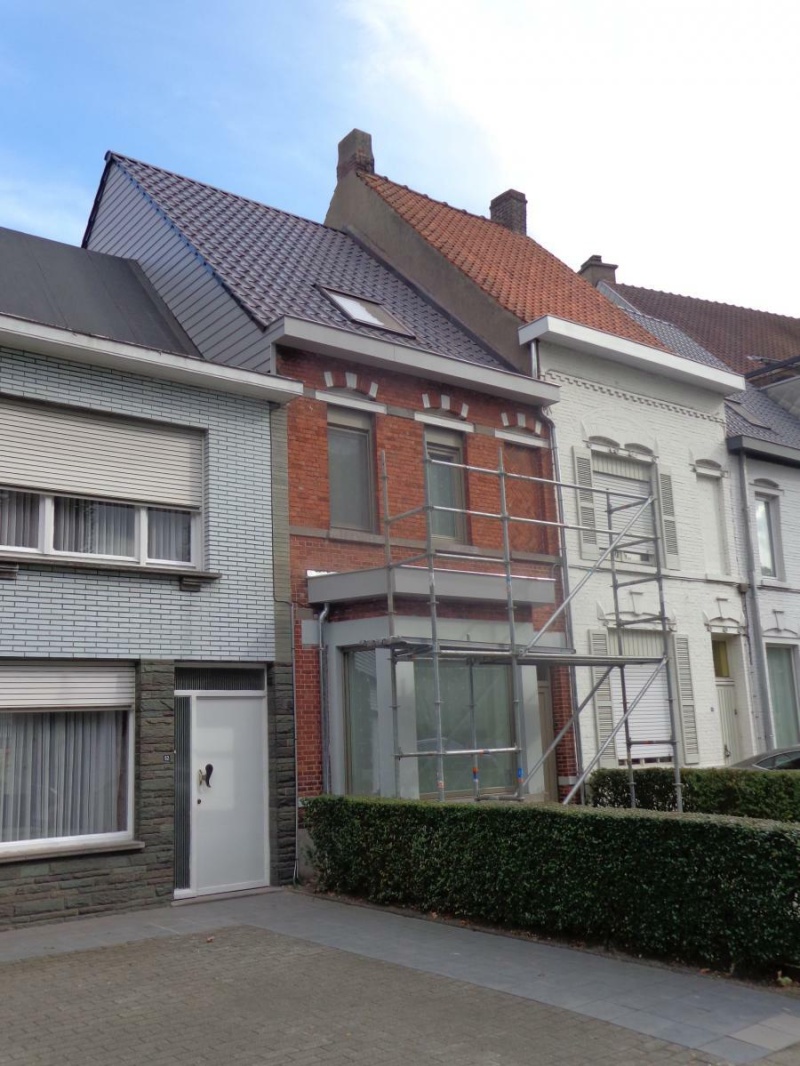 Renovatie rijwoning met afgewerkt hellend dak